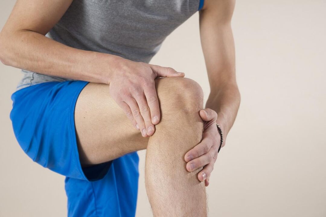 Déi éischt Péng a Steifheit am Gelenk wéinst Arthrosis gëtt u Muskel- a Bandesverréckungen zougeschriwwen